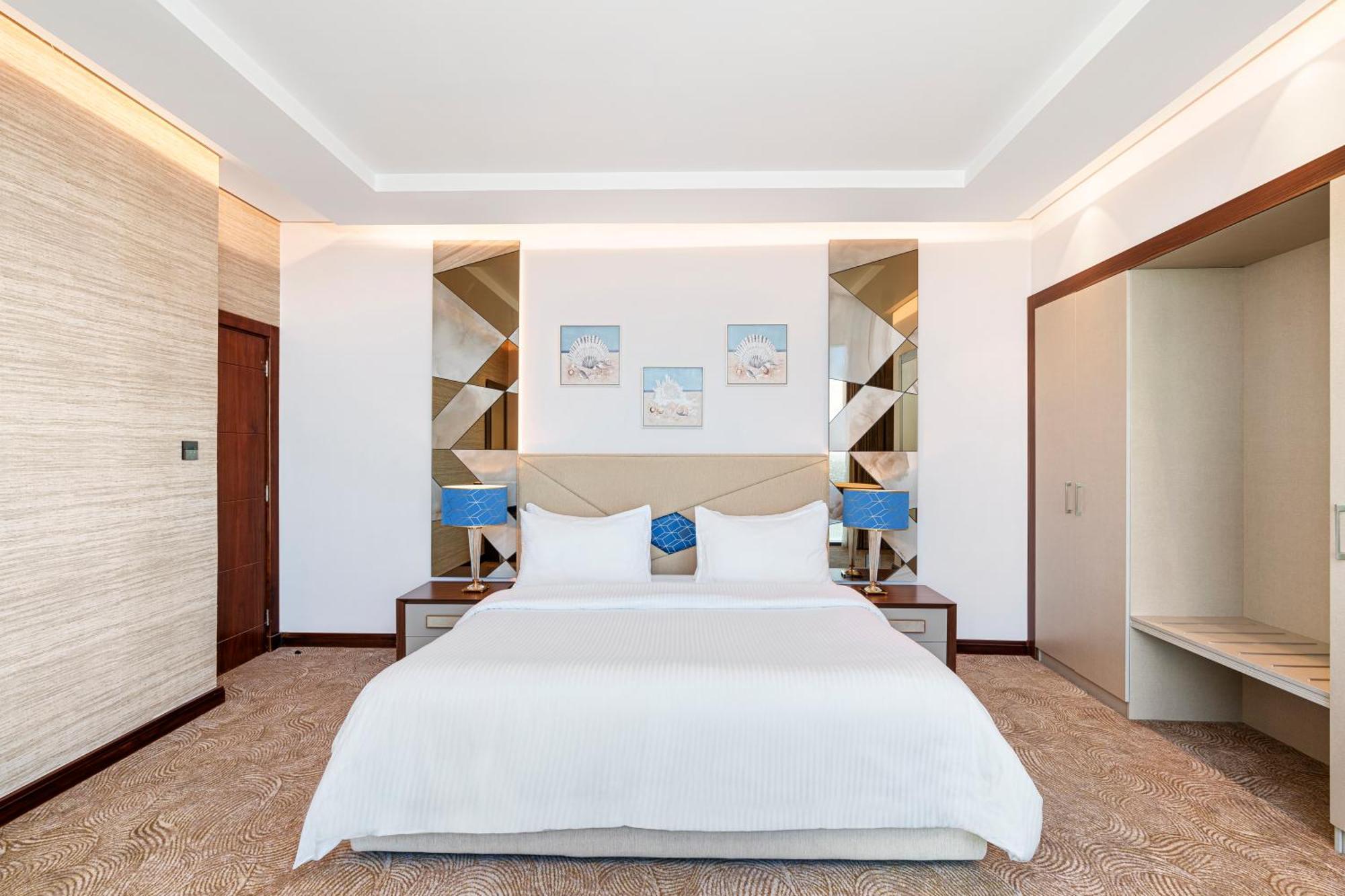 Rixos Premium Alamein El Alamein Habitación foto A bedroom at the hotel